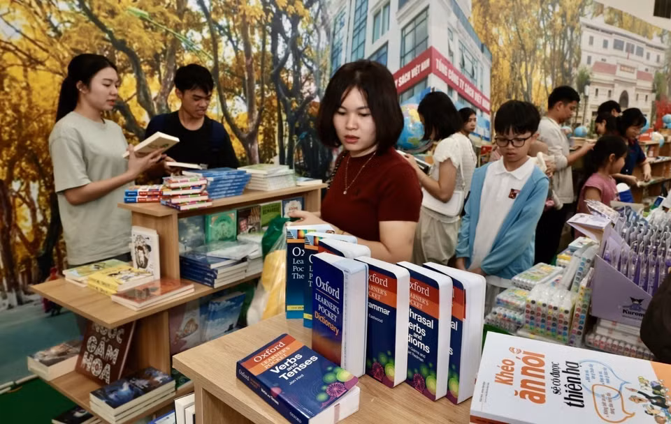 外文书籍在博览会上展出。图自 越通社