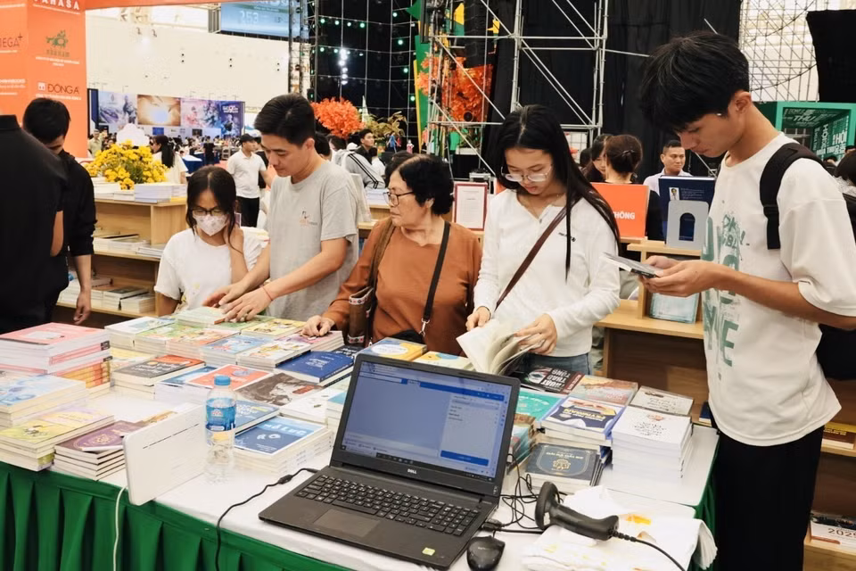 众多游客在博览会书籍展区参观。图自 越通社
