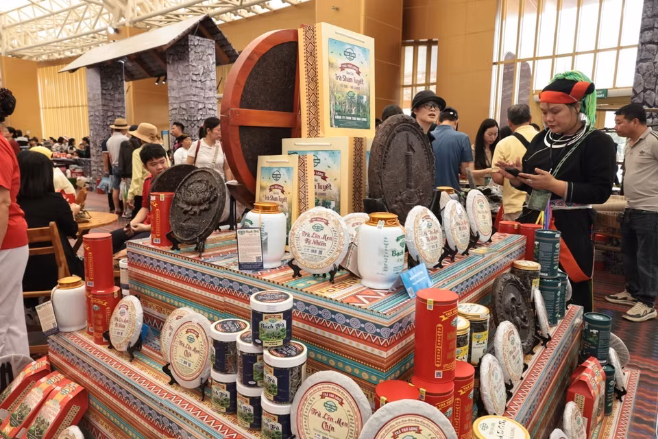 宣光省展区展示了多种茶叶产品。图自 越通社