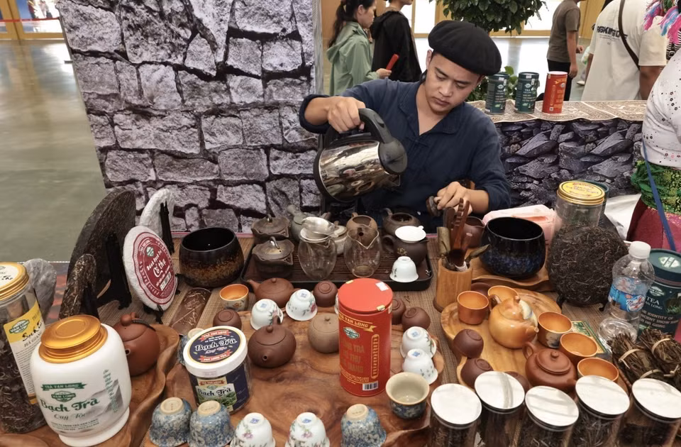 老街省展位工作人员泡茶敬客。图自 越通社