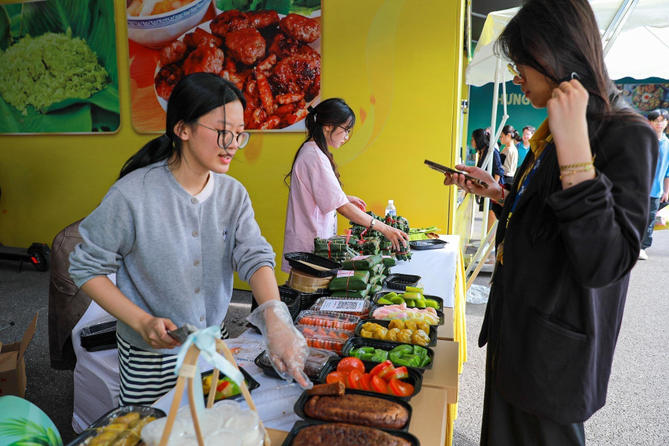 “秋之美味”美食空间吸引了众多游客前来品尝美食。图自 越通社