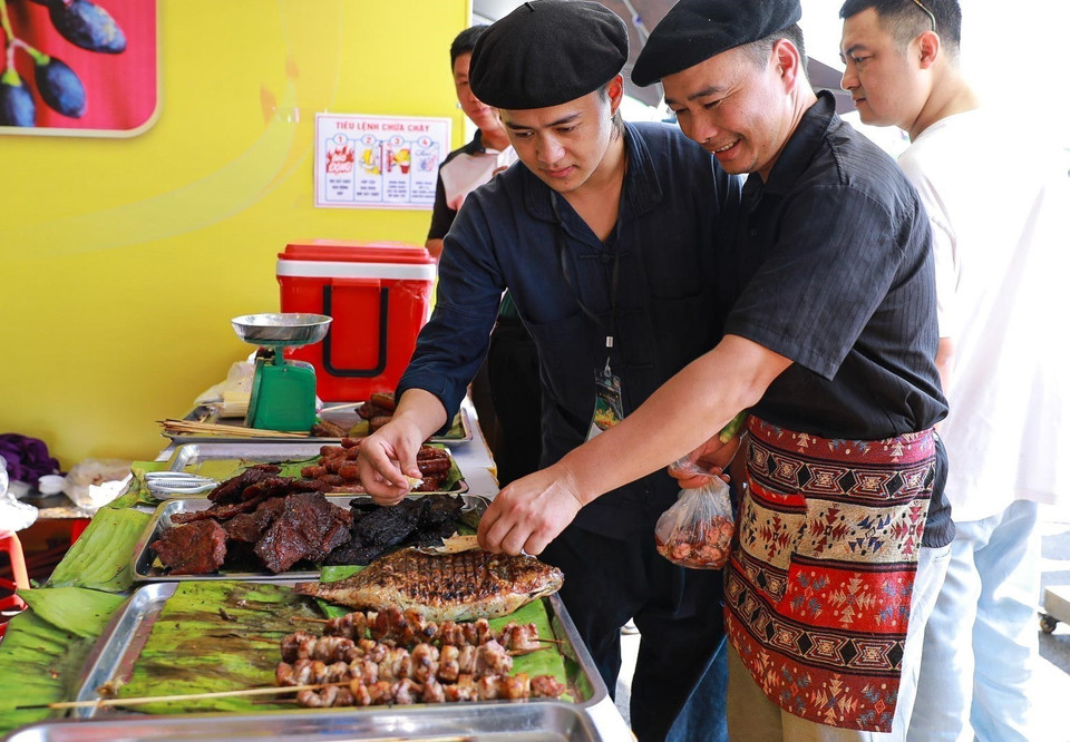 “秋之美味”美食空间吸引了众多游客前来品尝美食。图自 越通社