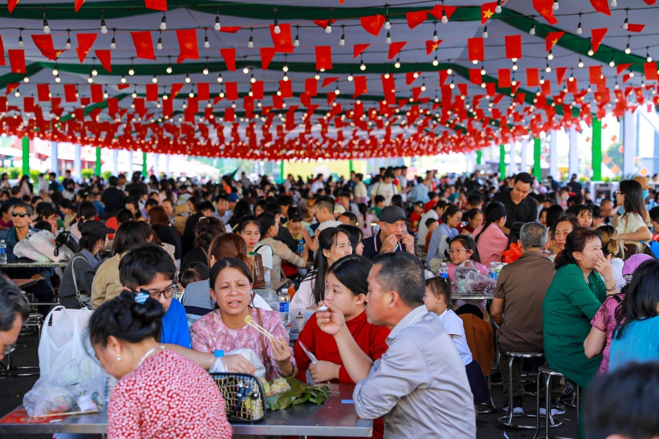 各地展位汇聚全国各省市的特色美食与饮食精华。图自 越通社