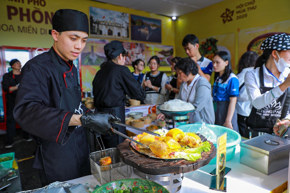 各地展位汇聚全国各省市的特色美食与饮食精华。图自 越通社