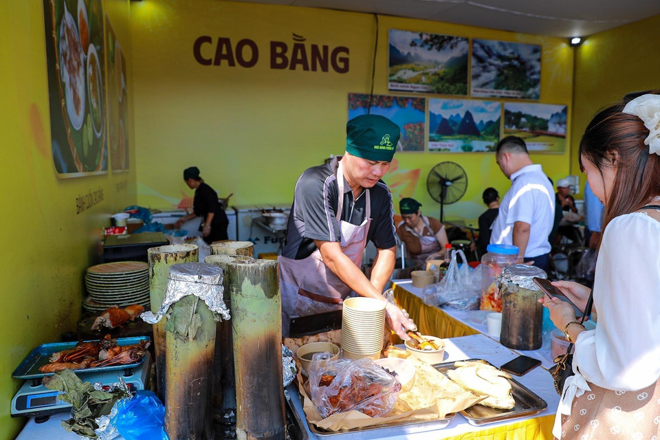 各地展位汇聚全国各省市的特色美食与饮食精华。图自 越通社