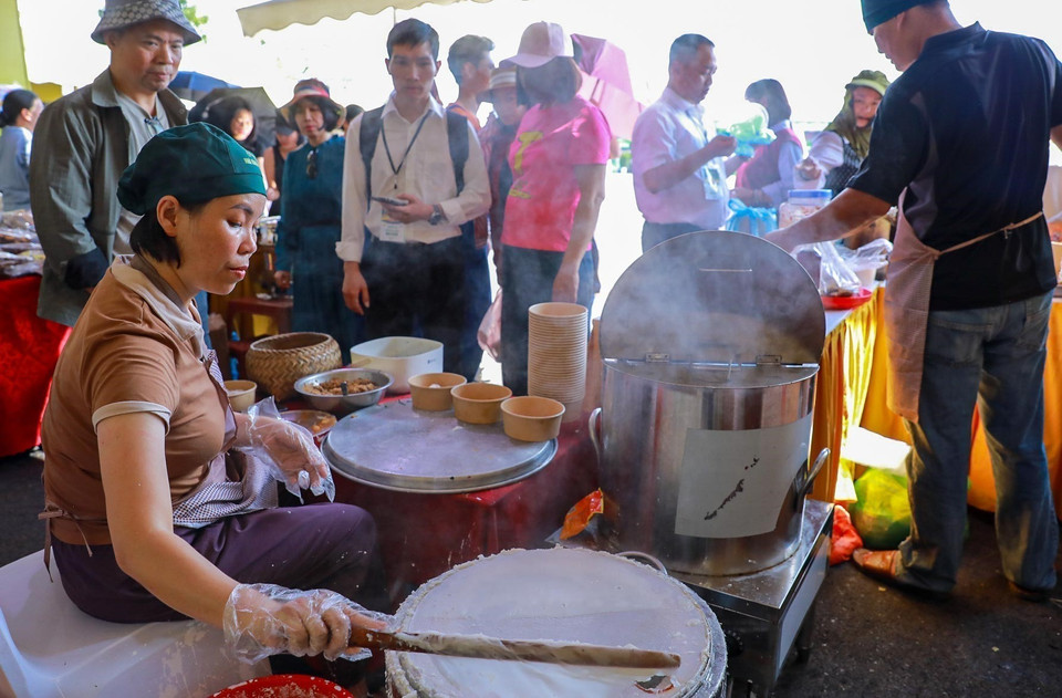 “秋之美味”美食空间吸引了众多游客前来品尝美食。图自 越通社