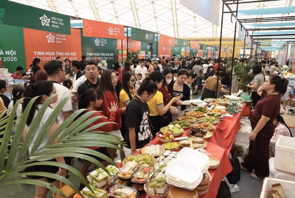 观众在博览会上参观、选购商品。图自 越通社
