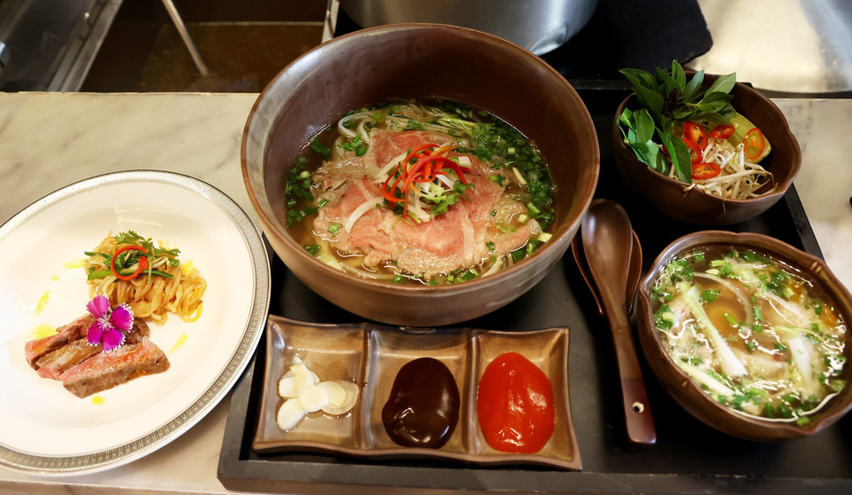 “摩天河粉”（Phở Landmark81）与炒河粉套餐，由 Vinpearl Landmark 81酒店的厨师精心烹制。图自 越通社