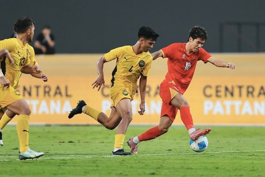 ﻿南U22队球员发起一次进攻。图自 越通社