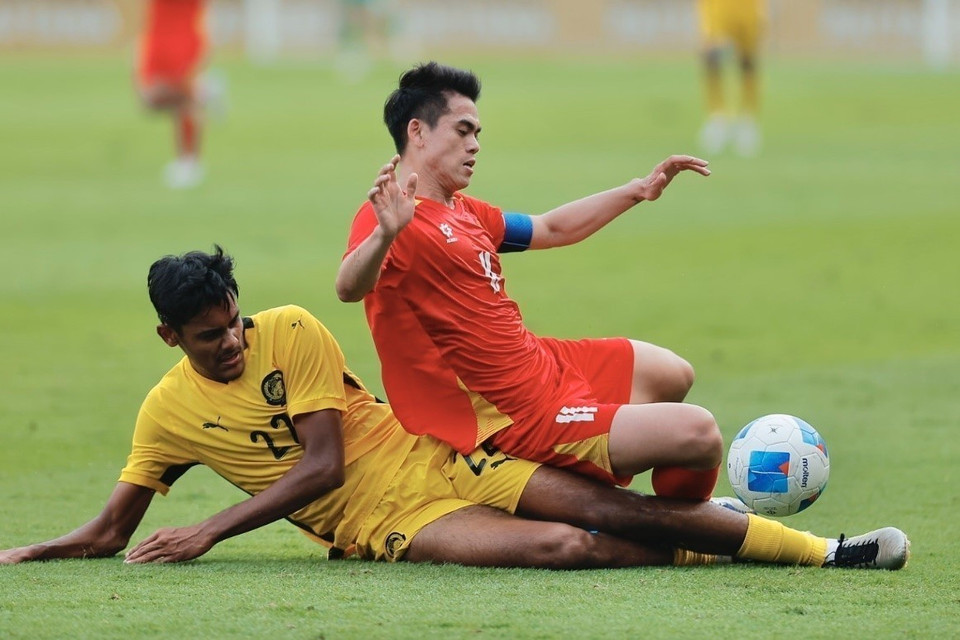 屈文慷在比赛中被马来西亚U22队球员犯规。图自 越通社