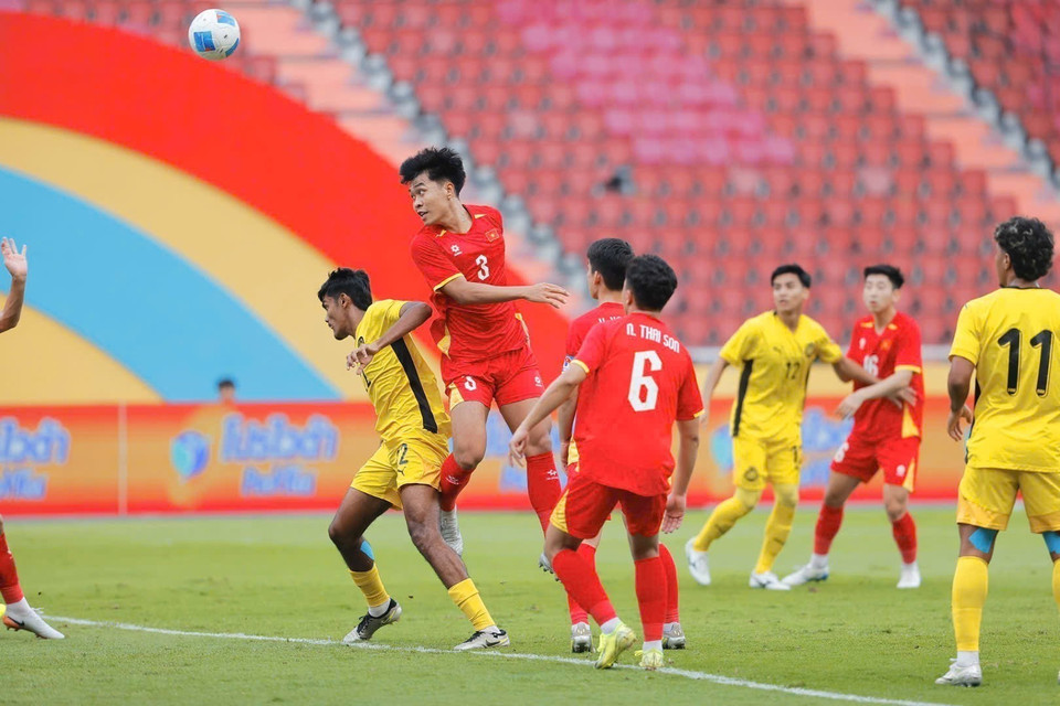 开场哨响后，越南U22队迅速展开连续攻势，将马来西亚U22队压制在防守状态。图自 越通社