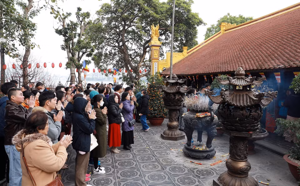 大年初一清晨，河内市民前往镇国寺敬香祈福，祈求新年平安顺遂。图自 越通社