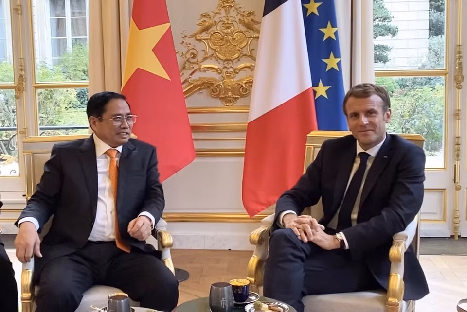 在对法国进行正式访问期间，2021年11月4日下午，越南总理范明政在巴黎爱丽舍宫会见了法国总统埃马纽埃尔•马克龙。图自 越通社