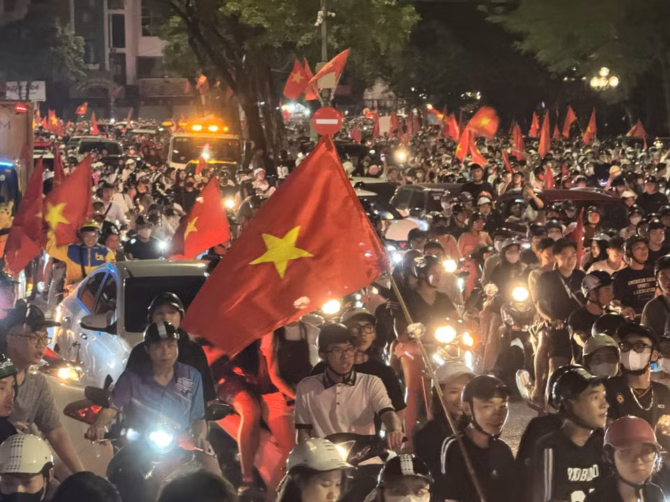 河内各条街道上，市民欢庆胜利的热烈场景。图自 越通社