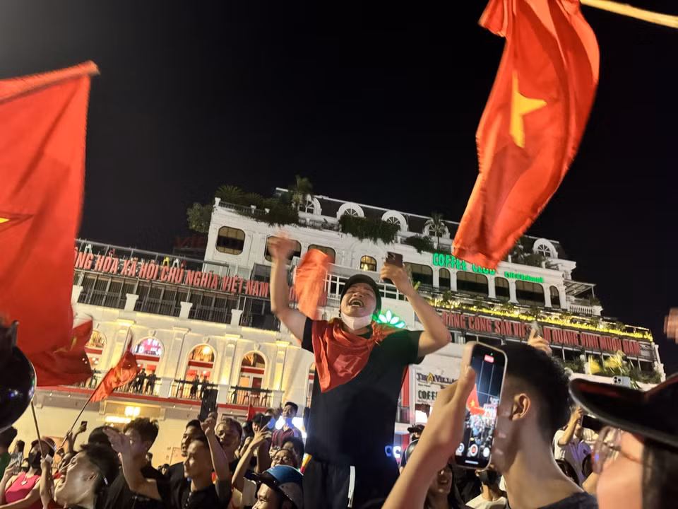 河内各条街道上，市民欢庆胜利的热烈场景。图自 越通社