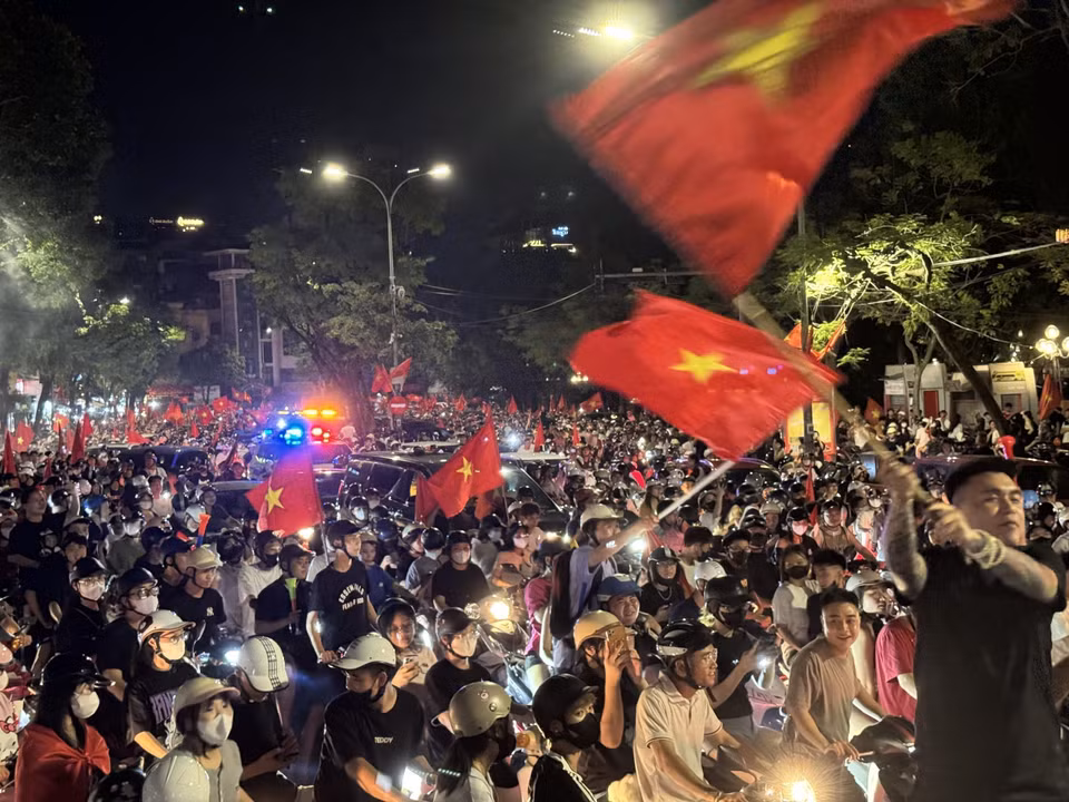 河内各条街道上，市民欢庆胜利的热烈场景。图自 越通社