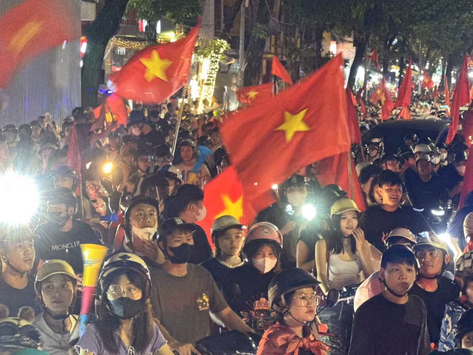 河内各条街道上，市民欢庆胜利的热烈场景。图自 越通社