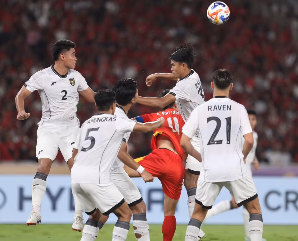 越南U23球员晓明被印尼U23队五名球员严密包围。图自 越通社转发