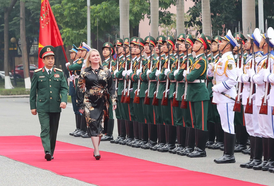 越南国防部长潘文江主持仪式，欢迎捷克国防部长雅娜·切尔诺霍娃正式访问越南，并出席2022年国际国防展。图自 越通社