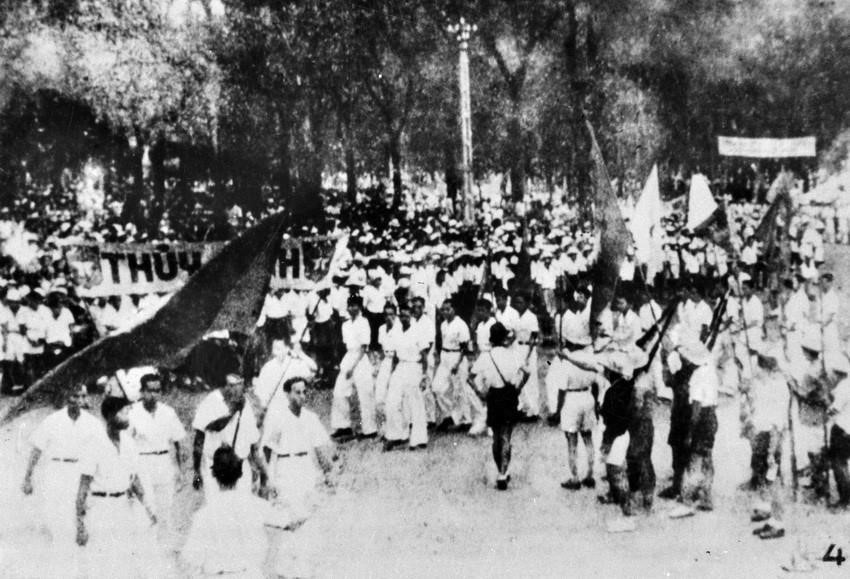 八月全国总起义在1945年8月14日至8月28日短短15天内迅速爆发并取得胜利,其中,在河内(8月19日)、顺化(8月23日)、西贡(8月25日)的胜利具有决定性意义。图为西贡民众响应党中央和胡志明主席的总起义号召。图自 越通社