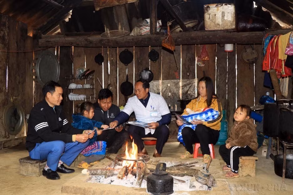 山罗省云湖县人口工作专职人员向群众普及生育知识，以提高他们对出生性别比失衡问题的认识（2023年）。图自 越通社