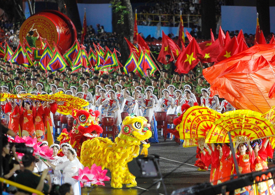 胡志明市文艺方队参加庆典的阅兵游行活动预演。图自 越通社
