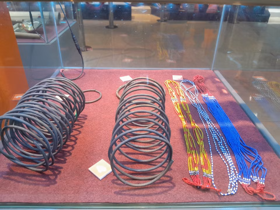 斯丁族的手镯、脚环以及串珠饰品。图自 越通社