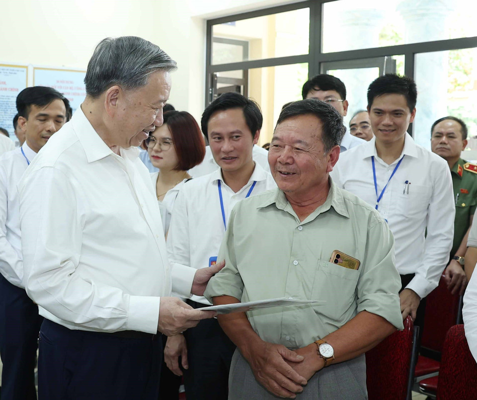 越共中央总书记苏林亲切看望正在福盛乡公共行政中心办理手续的群众。图自 越通社