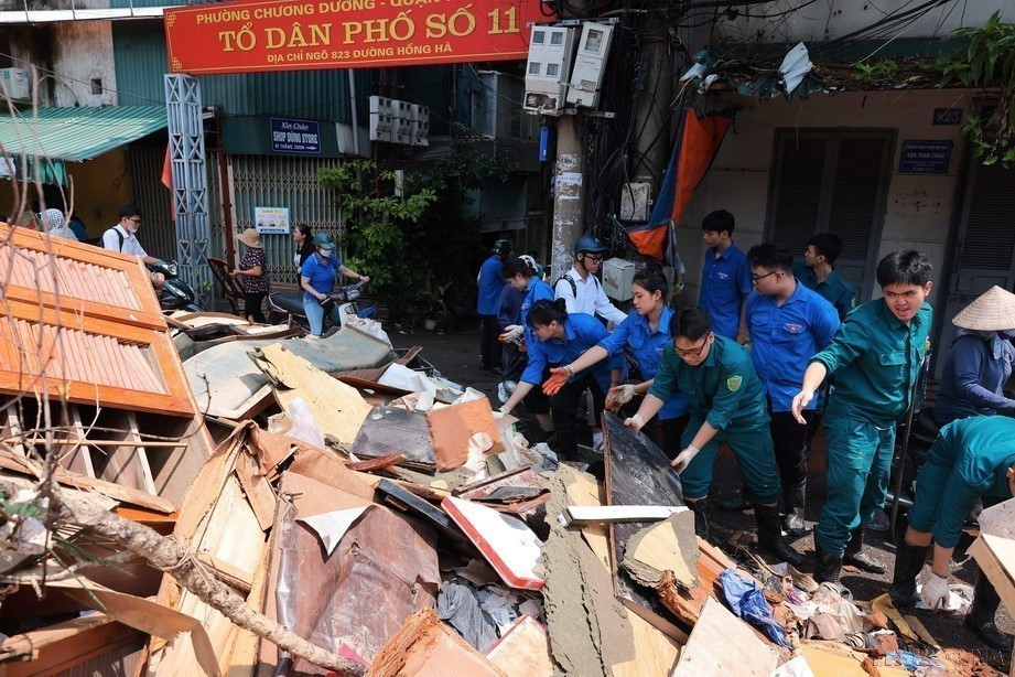 2024年9月14日,河内市还剑郡章阳坊的志愿青年为受第3号台风影响的家庭收拾和搬运家具。图自 越通社