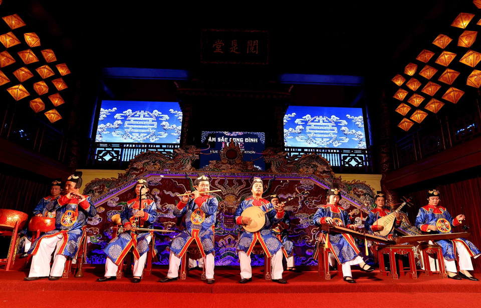 鼓、梆子、三音锣等乐器庄重排布,气氛肃穆,整套乐队已整装待发,准备为公众呈现一场精彩的演出。图自 越通社