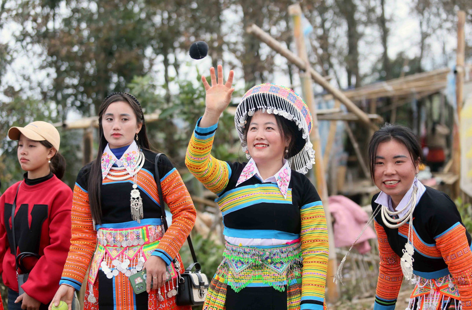 山罗省北安县华闲乡赫蒙族女性在春节期间参加投掷布球（Pao）比赛。图自 越通社