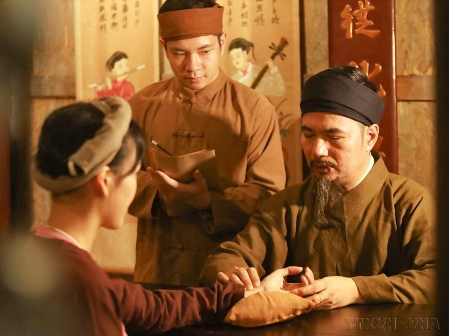 提供免费咨询，采用传统医学方法进行健康检查等就是推广河内兰翁街行医形象的活动之一，该街是首都居民和国内外游客的热门目的地之一。图自越通社