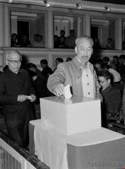 1957年1月,胡志明主席在第一届越南国会第六次会议上投下第一张选票,选举新一届国会常务委员会成员。图自 越通社