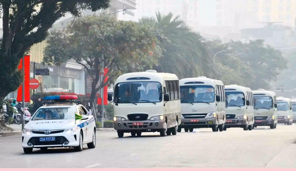 引路车队沿陈维兴街行进，驶向国家会议中心。图自 越通社