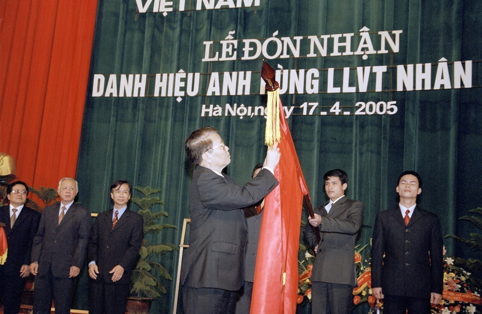 越通社是唯一一家同时荣获党和国家授予两项崇高称号的新闻机构:即“人民武装力量英雄”称号和“革新时期劳动英雄”称号。此外,越通社还先后获得了金星勋章、胡志明勋章、一级独立勋章等多项崇高勋章与荣誉。图为:2005年4月17日,国家主席陈德良向越通社授予“人民武装力量英雄”称号。