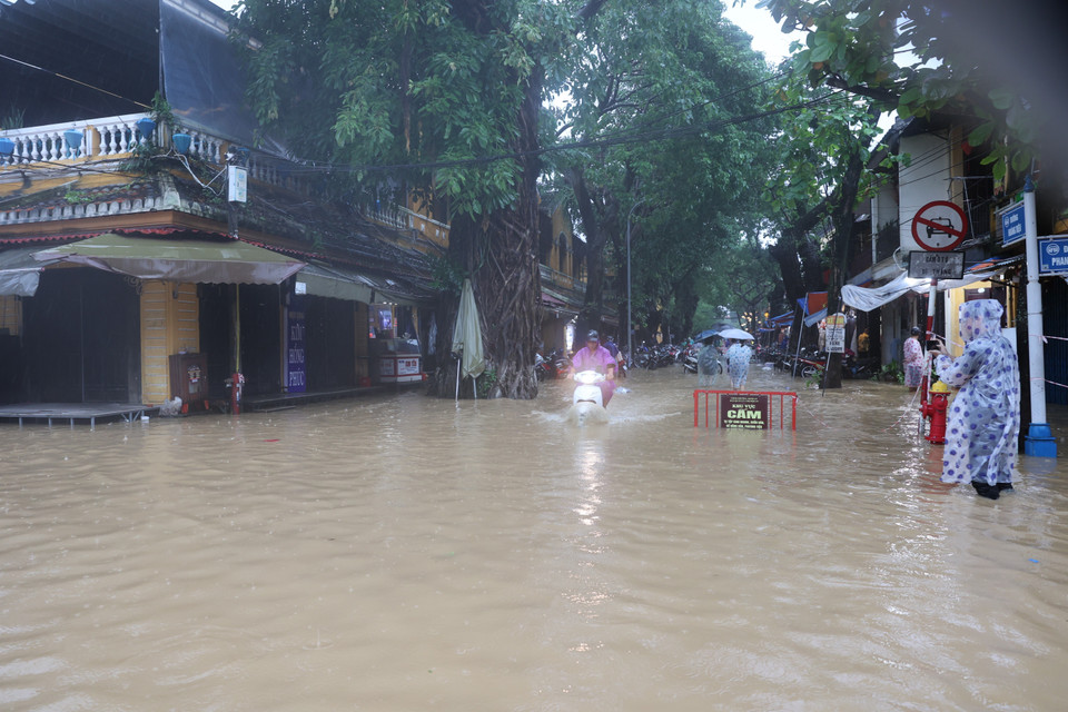 会安集市周边多条街道被洪水淹没。图自 越通社