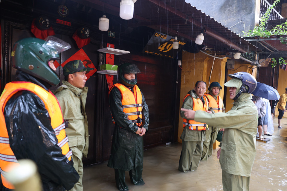 会安坊主席阮晋强指挥职能力量在重点区域加强值守，及时支援群众。图自 越通社