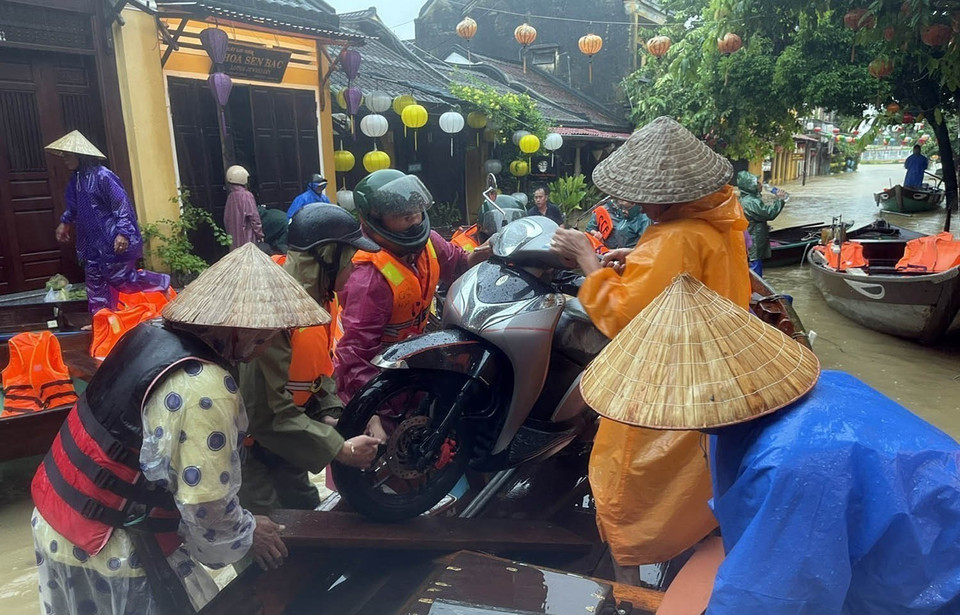 岘港市部队官兵协助会安坊受淹群众转移至安全地点。图自 越通社