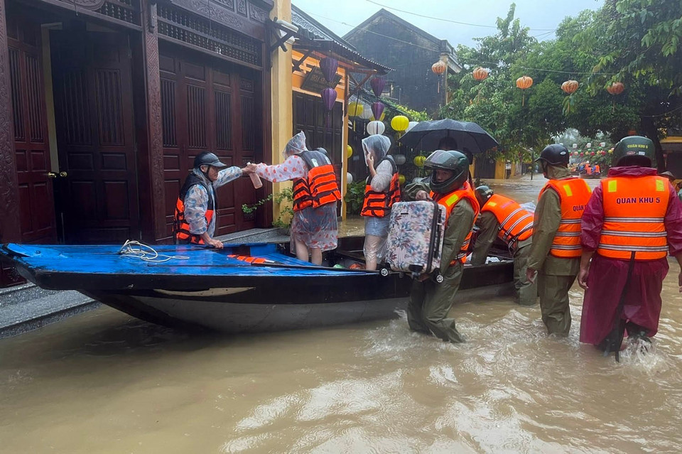 岘港市部队官兵协助会安坊受淹群众转移至安全地点。图自 越通社