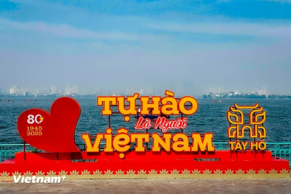 西湖周边拥有众多深受年轻人喜爱的拍照“打卡点”。图自 越通社《Vietnam+》