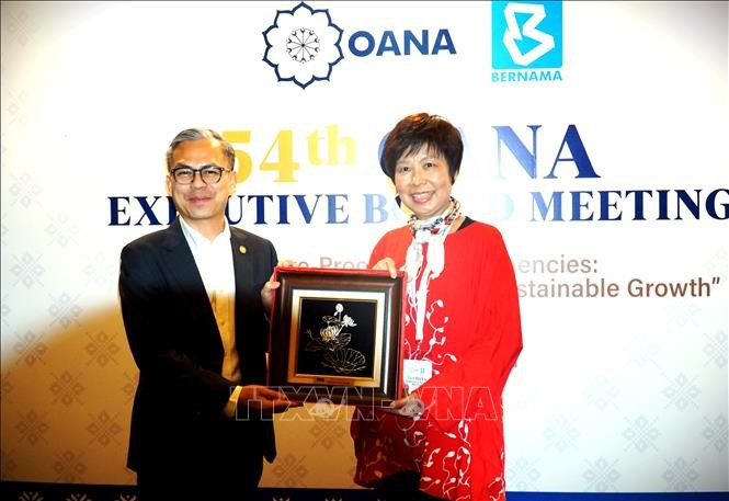 越通社社长武越庄向马来西亚通讯和数字部长法赫米·法兹尔赠送纪念品。图自越通社