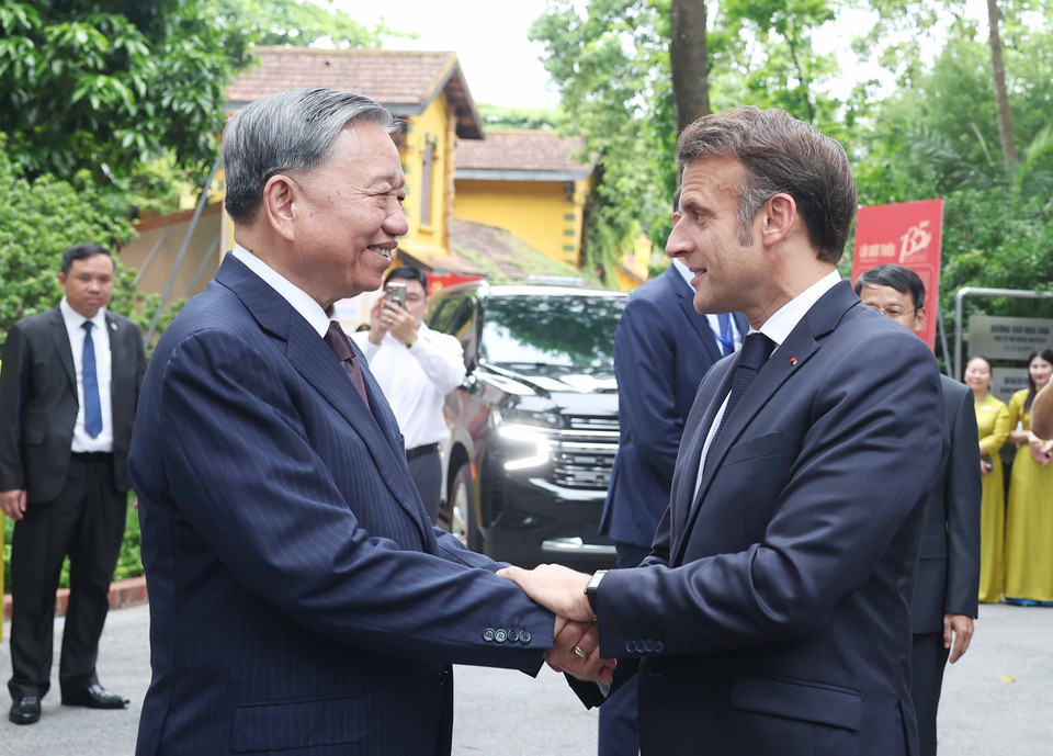 苏林总书记与法国总统参观设在主席府的胡志明主席遗迹区。图自 越通社