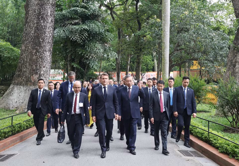 苏林总书记与法国总统参观设在主席府的胡志明主席遗迹区。图自 越通社
