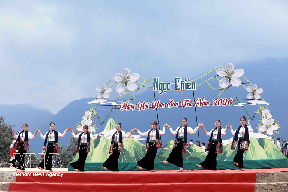当地各族群众与众多游客踊跃参与玉战乡山楂花节活动。图自 越通社