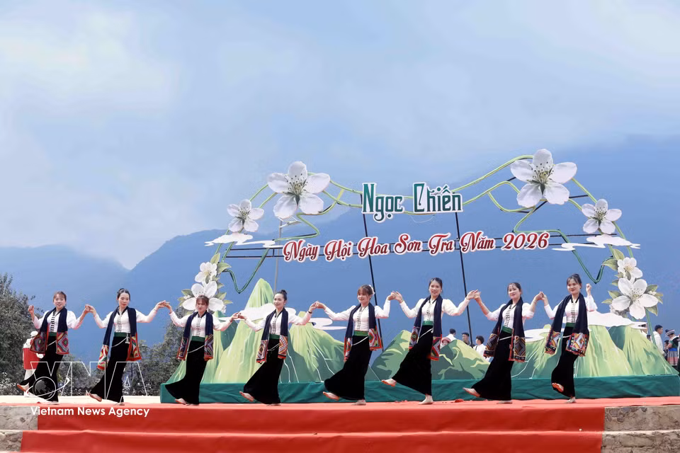 当地各族群众与众多游客踊跃参与玉战乡山楂花节活动。图自 越通社