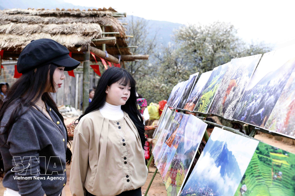 游客参观玉战乡图片展。图自 越通社