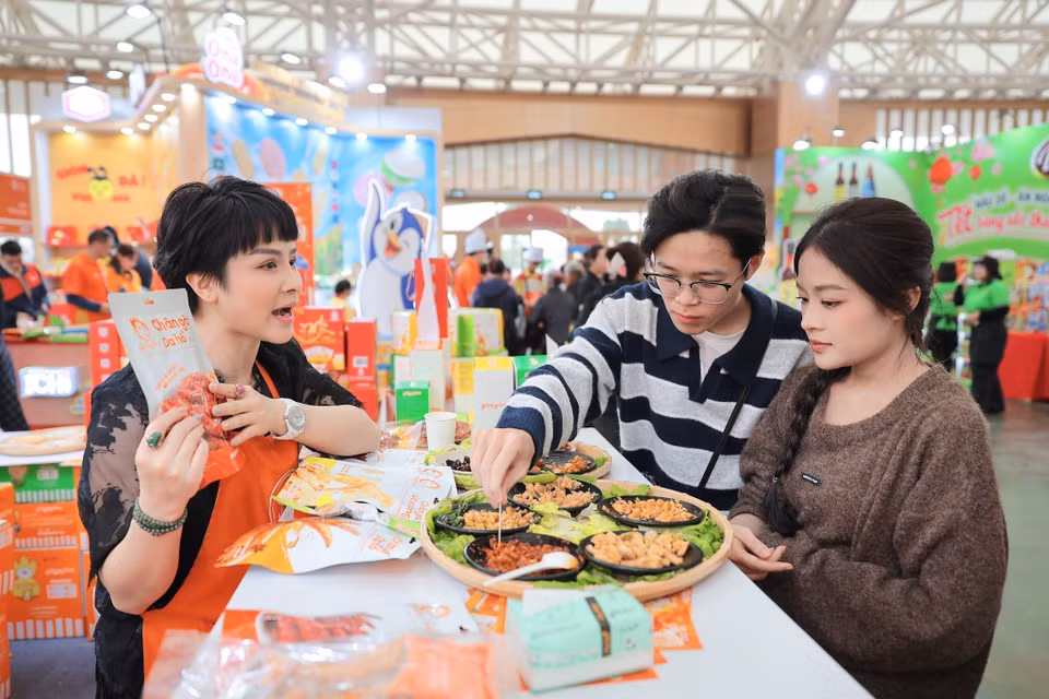 市民参观2026年春季博览会各展位并品尝、选购各地特色产品。图自 越通社