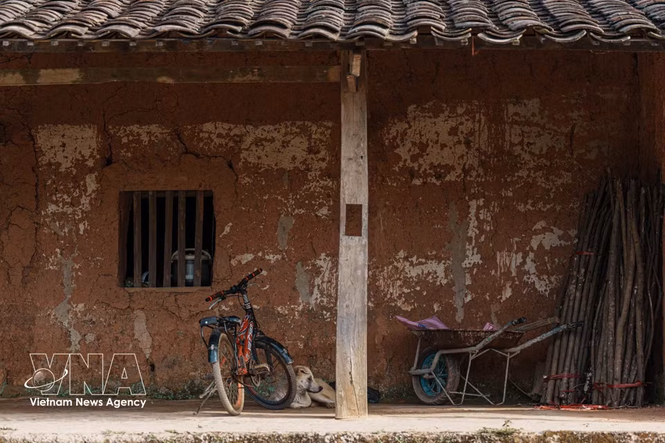 传统土坯房与古旧瓦顶相映成趣，完整保留了山区乡村建筑的时代印记与地域特色。图自 越通社