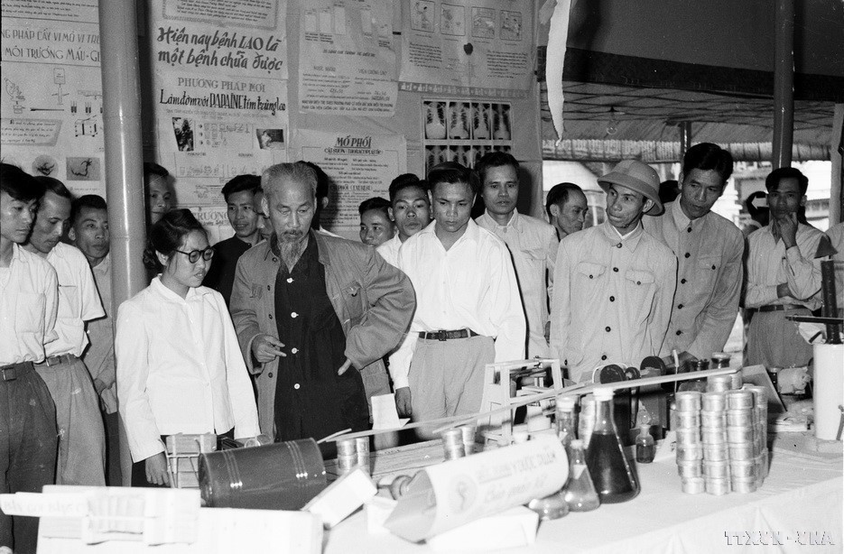 1959年5月23日，胡志明主席参观了首都劳动工人技术改进成果展。图自 越通社
