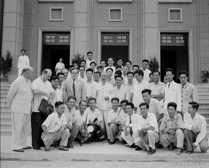 1960年9月,在越南共产党第三次党代会期间,越南通讯社记者裴廷髓(即丁翠,前排第三位,从左数)与国内外记者一道,与胡志明主席合影留念。图自 越通社